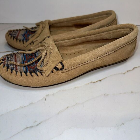 Minnetonka Moccasins size 6 Womens Suede Embroidered Aztec Brown Tan Rubber Sole - Picture 8 of 10